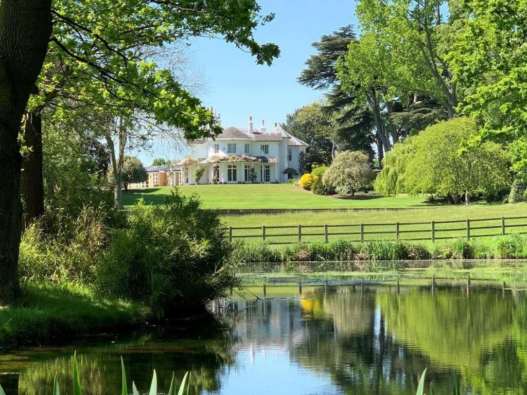 Denham Mount Guest House Gerrards Cross Exterior photo